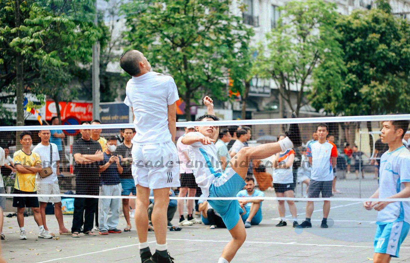 四人牌桌俯视示意，四枚圆形席位环绕桌面，第四席点亮为琥珀金表示满席开局